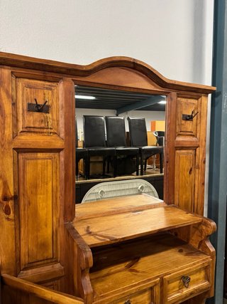 Mueble de entrada mexicano con espejo