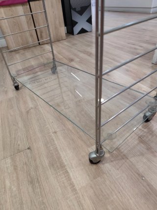 Estantería de metal y cristal