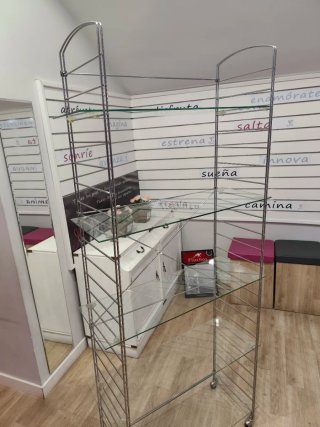 Estantería de metal y cristal
