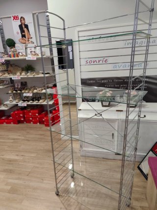 Estantería de metal y cristal