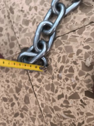 Cadena y candado metálico