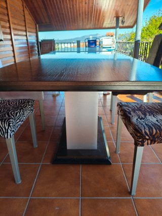 Mesa wengue y 4 sillas diseño