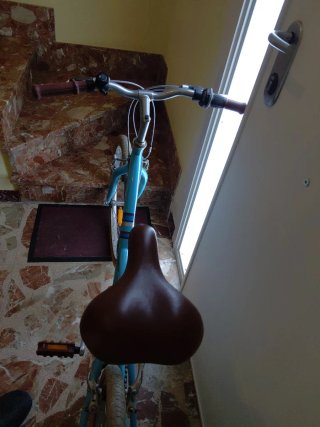 Bicicleta azul urbana de mujer.