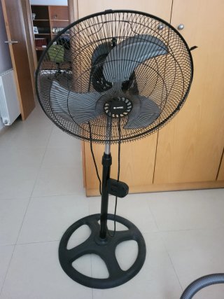 Ventilador de pie negro