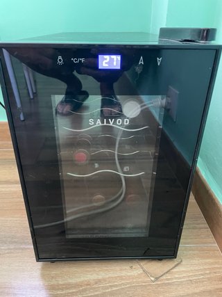 Vinoteca de 6 botellas en perfecto estado,
