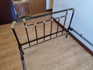 Estructura de cama de hierro forjado en Palencia.