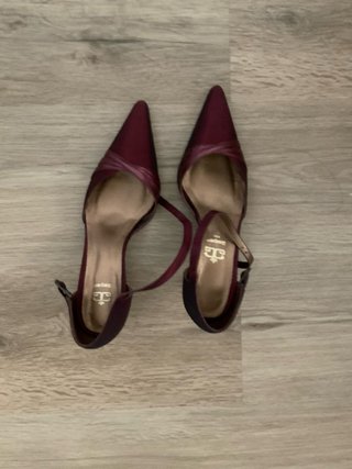 Zapatos de tacón de piel morados y rojos
