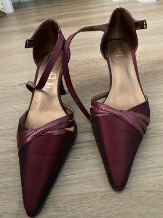 Zapatos de tacón de piel morados y rojos
