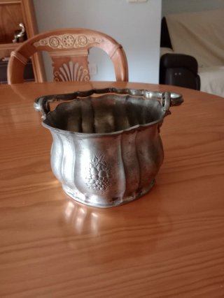 Cesta de estaño con asa decorada