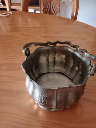 Cesta de estaño con asa decorada
