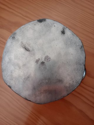 Cesta de estaño con asa decorada