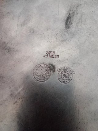 Cesta de estaño con asa decorada