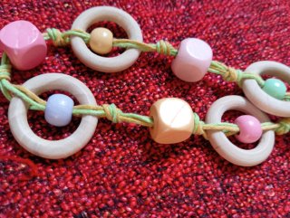 Collana lunga con perle e anelli in legno