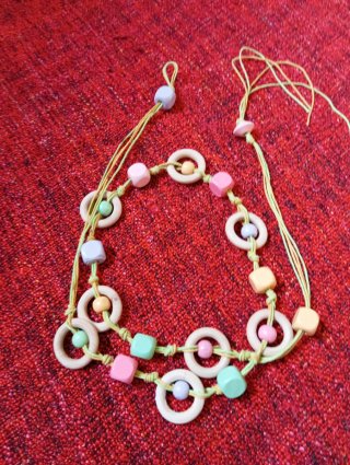 Collana lunga con perle e anelli in legno