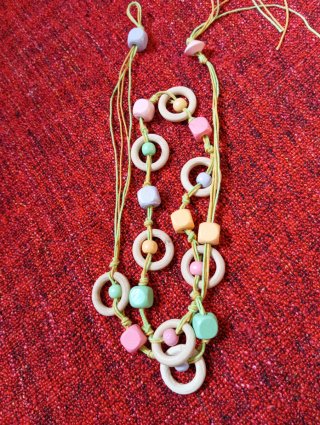 Collana lunga con perle e anelli in legno