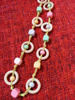 Collana lunga con perle e anelli in legno