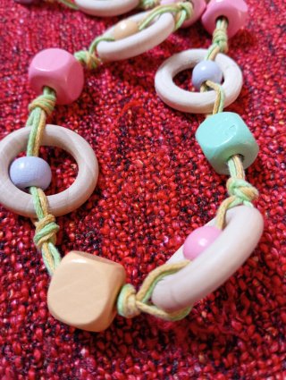 Collana lunga con perle e anelli in legno