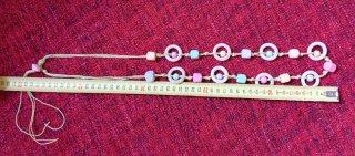 Collana lunga con perle e anelli in legno