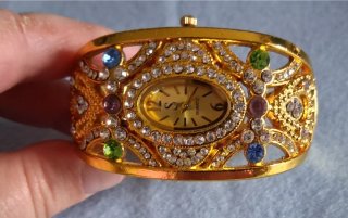 Brazalete Reloj Santorini con acabado dorado