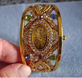 Brazalete Reloj Santorini con acabado dorado
