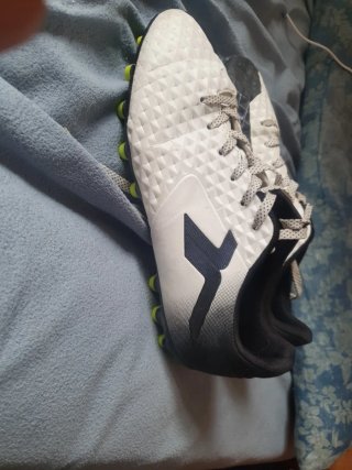 Botas de fútbol blancas y negras