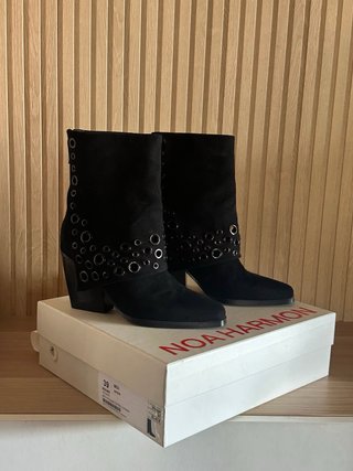Botín botas bajas negras con tachuelas Noha Harmon