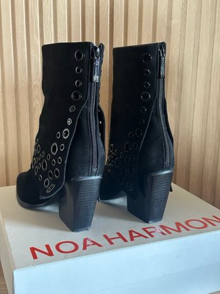 Botín botas bajas negras con tachuelas Noha Harmon