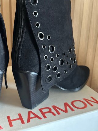 Botín botas bajas negras con tachuelas Noha Harmon