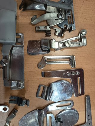 Embudos y patas para máquina de coser