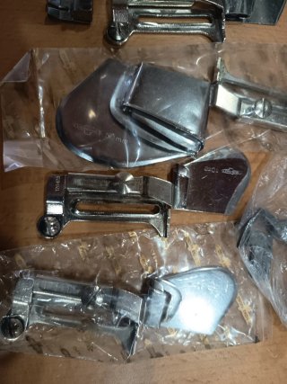Embudos y patas para máquina de coser