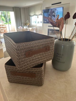 Cesta de mimbre y cuero