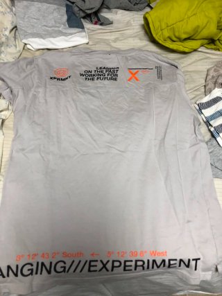 Camiseta gris con detalles naranjas