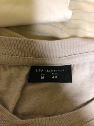 Camiseta gris con detalles naranjas