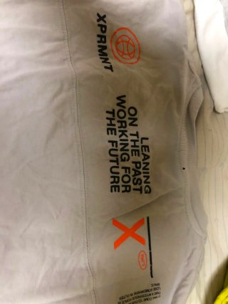 Camiseta gris con detalles naranjas