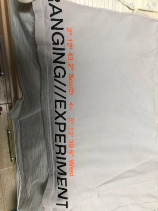 Camiseta gris con detalles naranjas