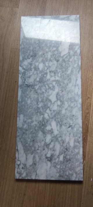 Placa de mármol gris y blanco