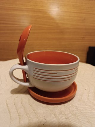 Taza de desayuno con platillo y cuchara