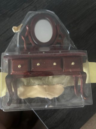 Toeletta in miniatura in legno