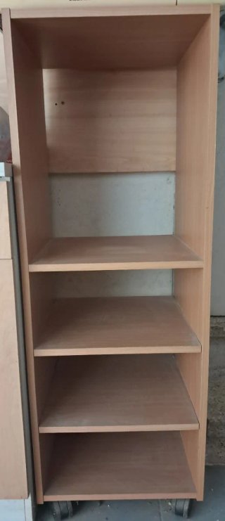 Mueble auxiliar de madera con ruedas