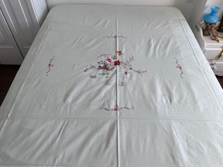 Colcha algodón bordada con aves y flores