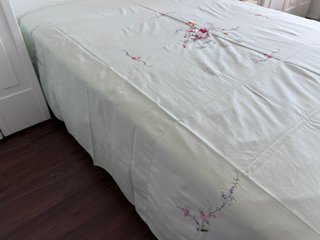 Colcha algodón bordada con aves y flores