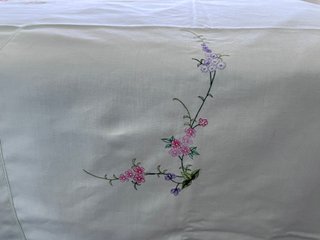 Colcha algodón bordada con aves y flores