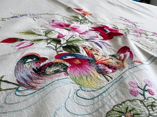 Colcha algodón bordada con aves y flores