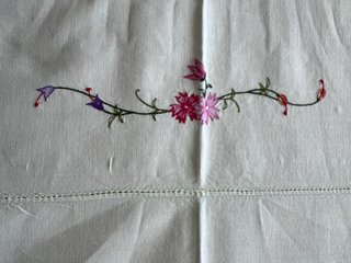 Colcha algodón bordada con aves y flores