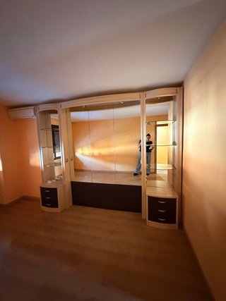 Mueble dormitorio con armario y vitrina