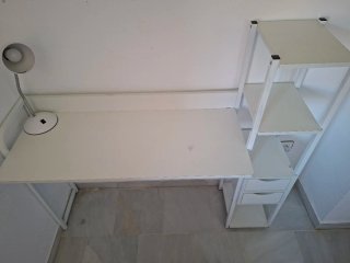 Escritorio blanco con estantería
