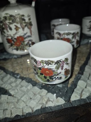 Tetera y tazas de porcelana estilo oriental
