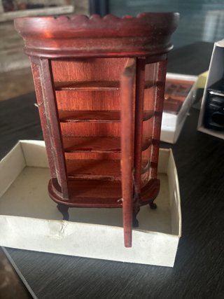 Guardaroba in miniatura in legno