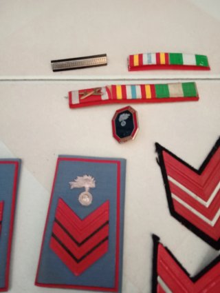 Lotto distintivi militari e nastrini