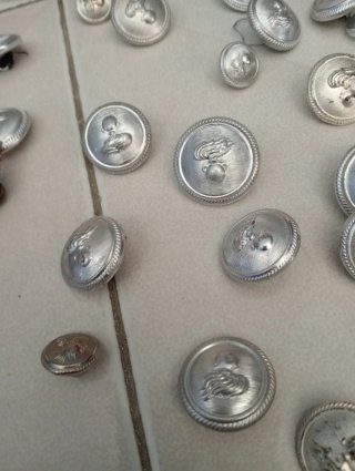 Lotto distintivi militari e nastrini